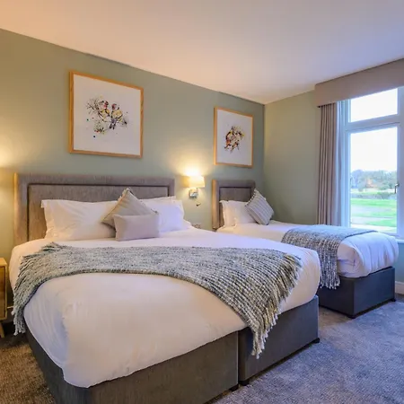 Lodge Killeen Castle *
