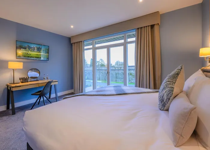 Killeen Castle 山林小屋 *